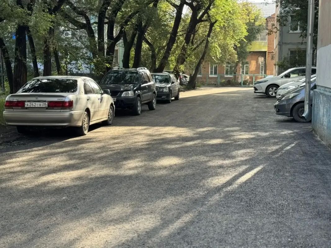В этом году мы впервые приступили к ремонту междворовых проездов и уже завершаем работы на запланированных участках В этом году мы впервые приступили к ремонту междворовых проездов и уже завершаем работы на запланированных участках
