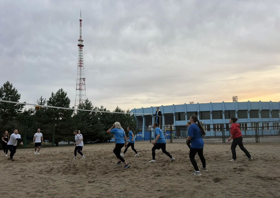 Первый день фестиваля «Осенний ДВИЖ» на стадионе «Амур» команда Минфина провела в двух игровых дисциплинах - баскетболе и волейболе Первый день фестиваля «Осенний ДВИЖ» на стадионе «Амур» команда Минфина провела в двух игровых дисциплинах - баскетболе и волейболе