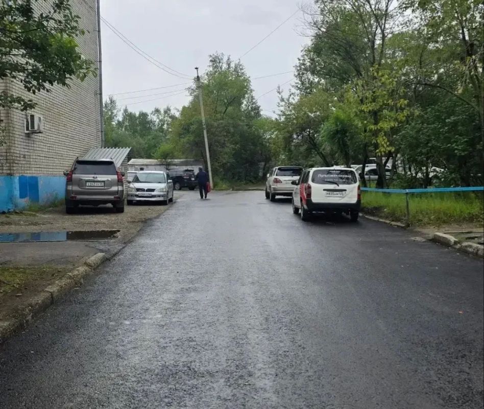 В этом году мы впервые приступили к ремонту междворовых проездов и уже завершаем работы на запланированных участках В этом году мы впервые приступили к ремонту междворовых проездов и уже завершаем работы на запланированных участках