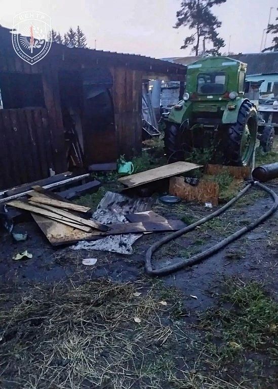 В селе Ивановского округа пожарные спасли от огня трактор и хозяйственную постройку В селе Ивановского округа пожарные спасли от огня трактор и хозяйственную постройку
