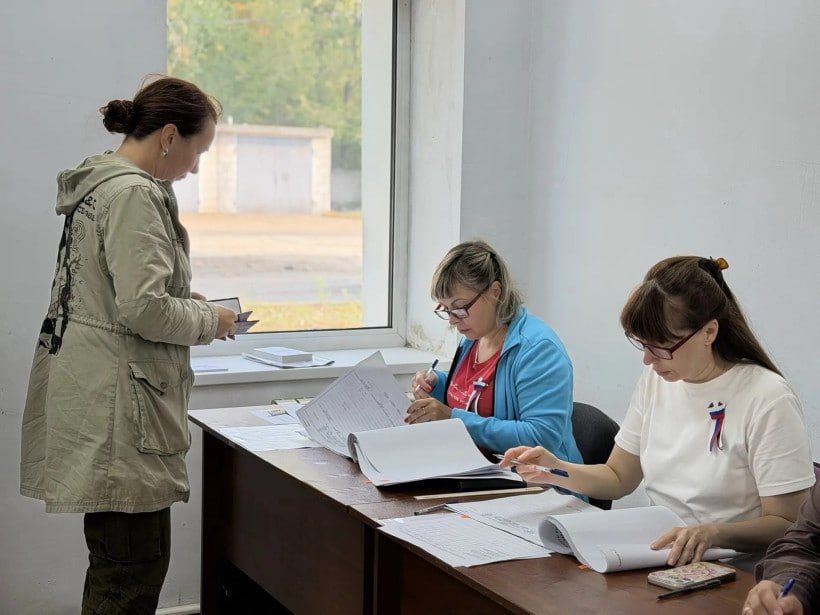 В Приамурье началось трехдневное голосование: избирателей встречают с самоваром и сувенирами В Приамурье началось трехдневное голосование: избирателей встречают с самоваром и сувенирами
