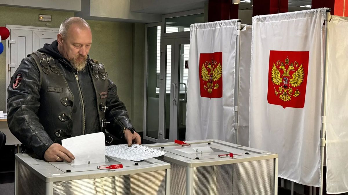 Избирательный участок в Благовещенске посетили «Ночные волки» Избирательный участок в Благовещенске посетили «Ночные волки»