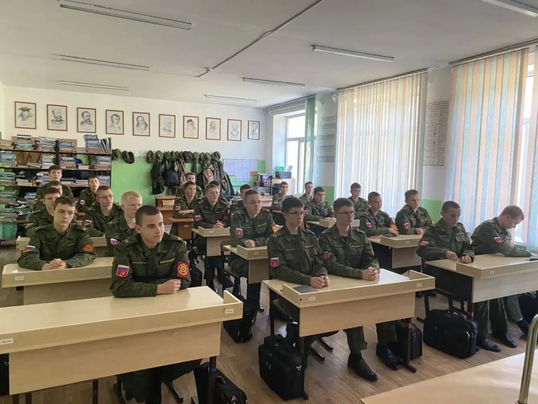 В Амурском кадетском корпусе прошло занятие об истории становления следствия в России В Амурском кадетском корпусе прошло занятие об истории становления следствия в России
