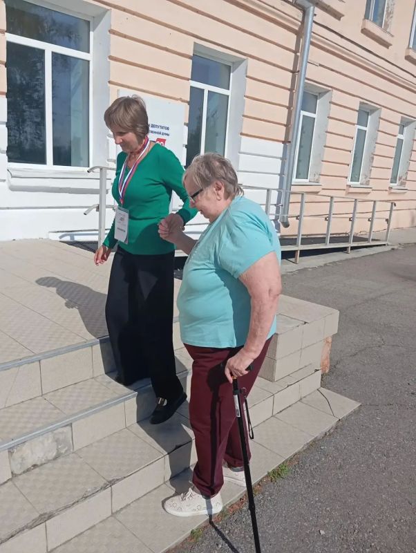 Люди, которые делают выборы проще и добрее: волонтеры третий день работают на избирательных участках Амурской области Люди, которые делают выборы проще и добрее: волонтеры третий день работают на избирательных участках Амурской области