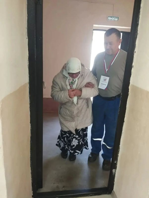 Люди, которые делают выборы проще и добрее: волонтеры третий день работают на избирательных участках Амурской области Люди, которые делают выборы проще и добрее: волонтеры третий день работают на избирательных участках Амурской области