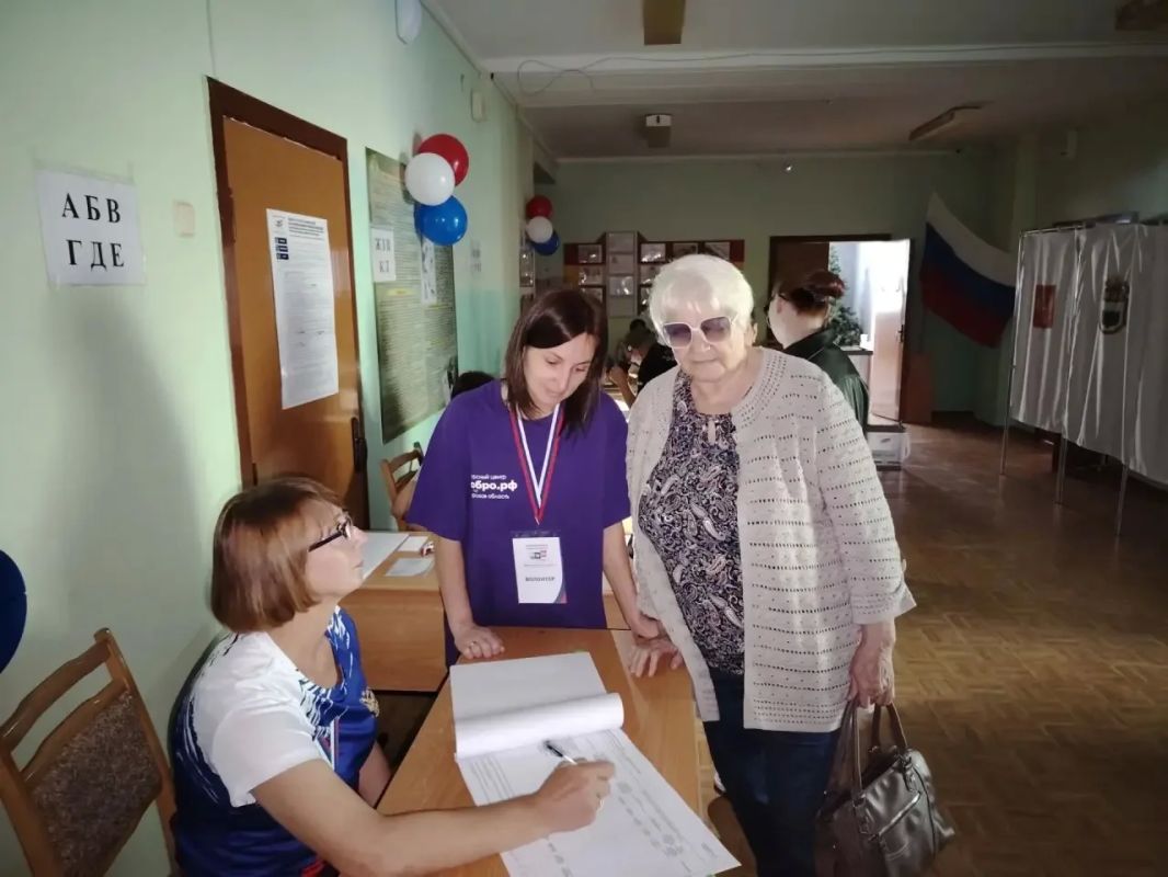 Люди, которые делают выборы проще и добрее: волонтеры третий день работают на избирательных участках Амурской области Люди, которые делают выборы проще и добрее: волонтеры третий день работают на избирательных участках Амурской области