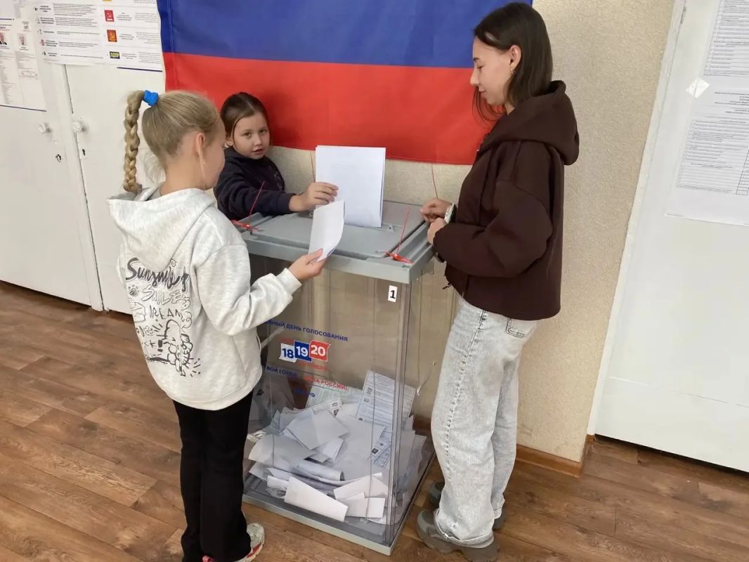 Более половины избирателей Амурской области сделали свой выбор Публикуем явку на 18:00 На избирательные участки пришли уже 319 630 избирателей - это 52,94% от общего количества в регионе Более половины избирателей Амурской области сделали свой выбор Публикуем явку на 18:00 На избирательные участки пришли уже 319 630 избирателей - это 52,94% от общего количества в регионе