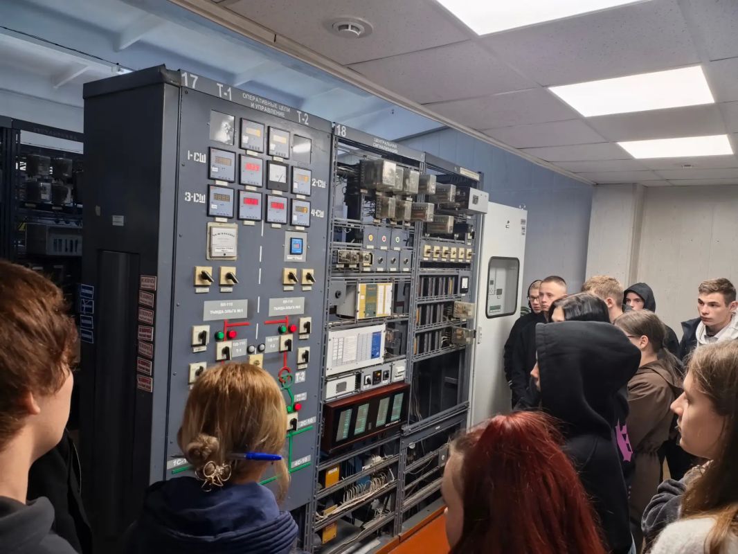 Первокурсники Тынды изучили подстанцию «Эльга» изнутри Первокурсники Тынды изучили подстанцию «Эльга» изнутри