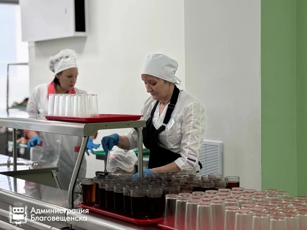 Полноценные обеды, бесплатное горячее питание и обедоматы со свежими перекусами: как устроено школьное питание в Благовещенске Полноценные обеды, бесплатное горячее питание и обедоматы со свежими перекусами: как устроено школьное питание в Благовещенске