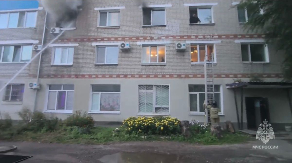 В Благовещенске горела квартира в пятиэтажке: спасли 10 человек, включая пятерых детей
