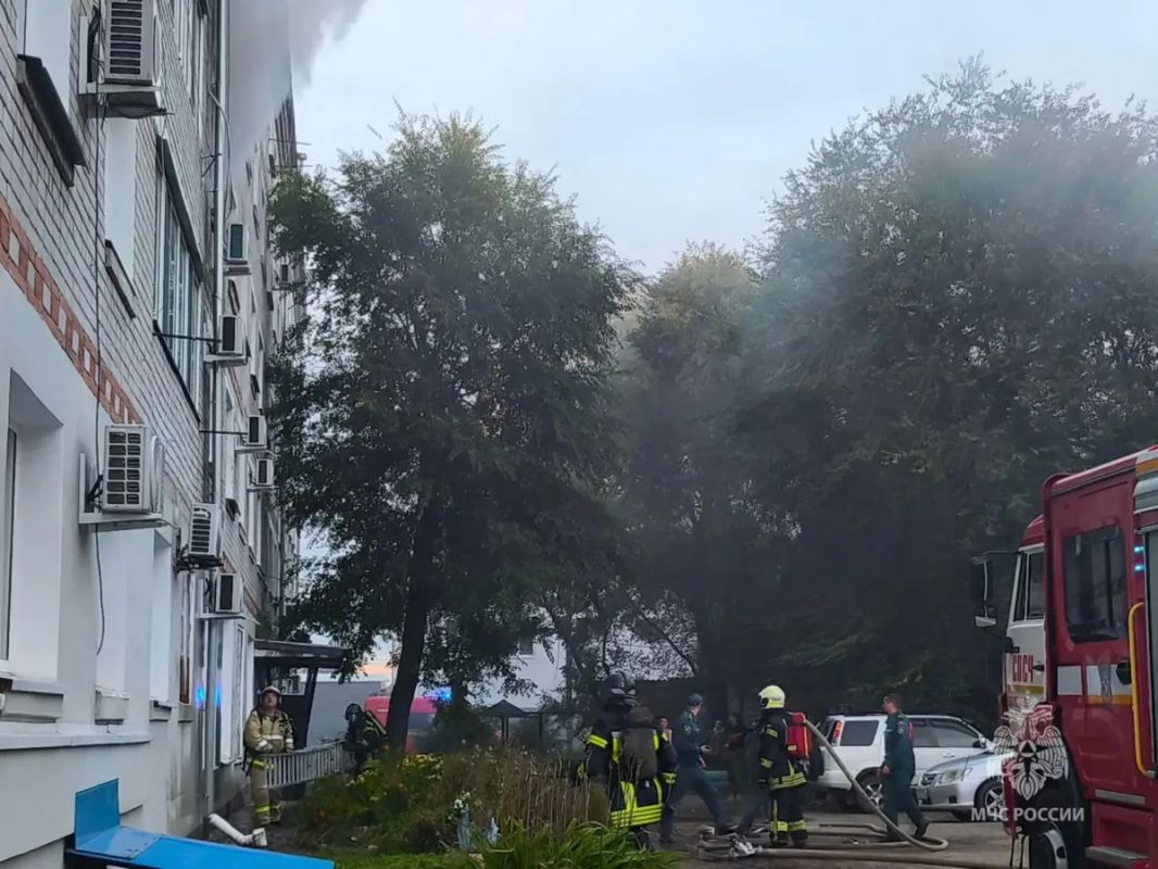 При пожаре в пятиэтажке Благовещенска огнеборцы спасли 10 человек При пожаре в пятиэтажке Благовещенска огнеборцы спасли 10 человек