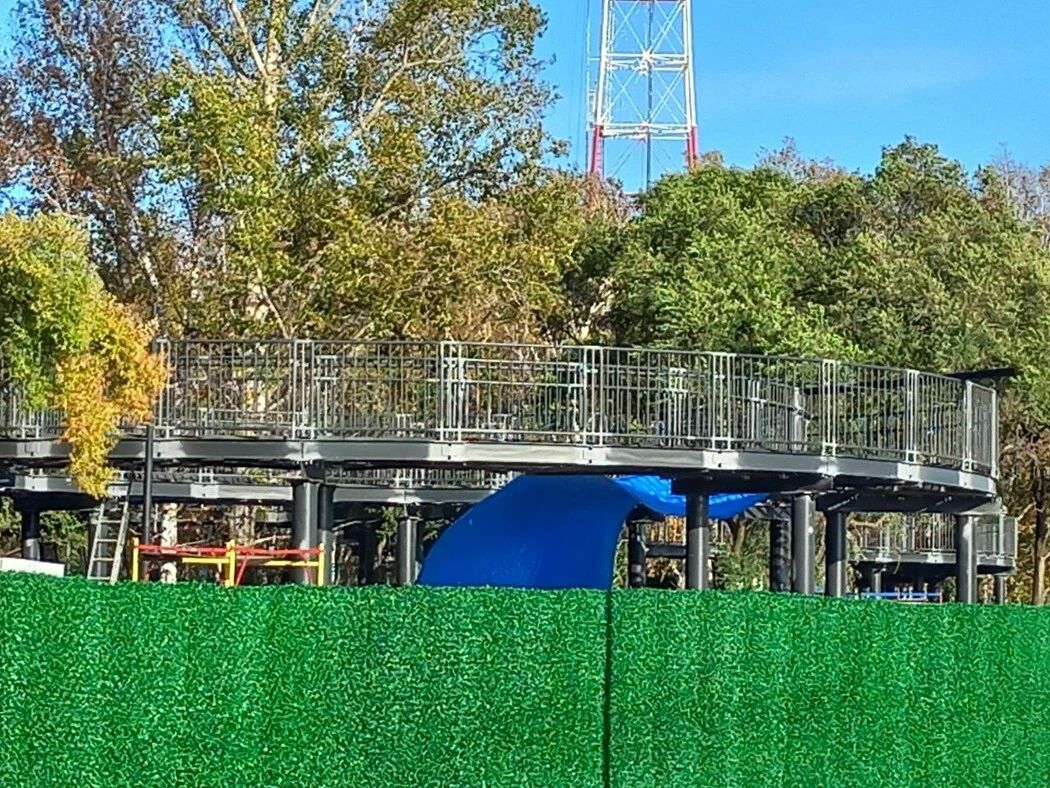 В амурской столице стала доступна для посетителей часть территории «Амурский лес», которую благоустраивают на месте бывшего сквера 40-летия ВЛКСМ, в народе более известного как «Сороконожка» В амурской столице стала доступна для посетителей часть территории «Амурский лес», которую благоустраивают на месте бывшего сквера 40-летия ВЛКСМ, в народе более известного как «Сороконожка»