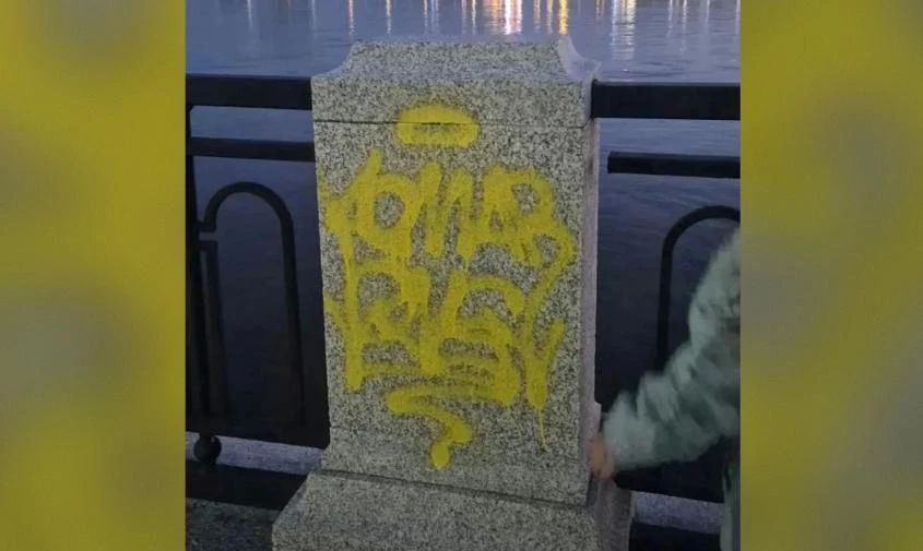 В Благовещенске за вознаграждение ищут вандала, раскрасившего краской колонну на набережной