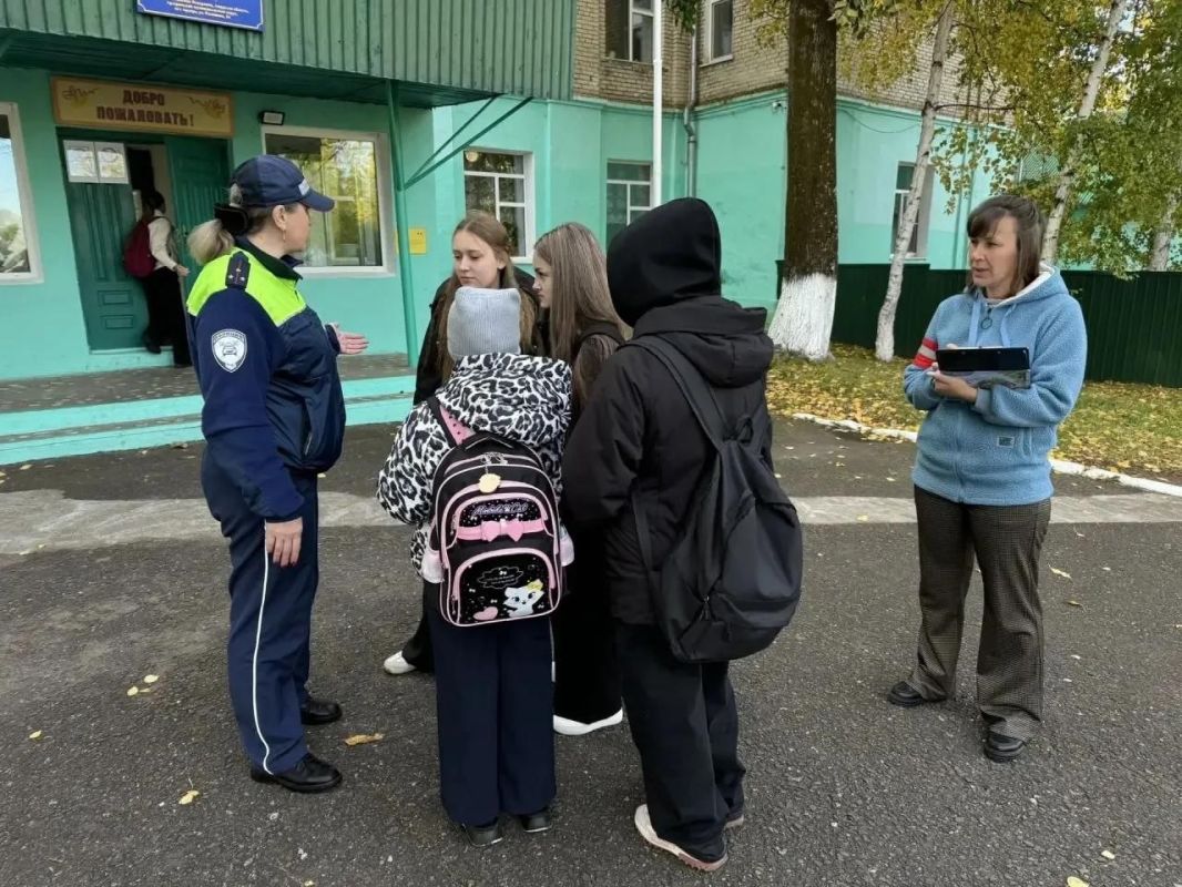 Сотрудники Госавтоинспекции проверили у школьников наличие световозвращающих элементов Сотрудники Госавтоинспекции проверили у школьников наличие световозвращающих элементов