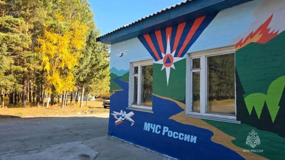 Когда стена становится историей: в Зее открыли мурал пожарнымспасателям Когда стена становится историей: в Зее открыли мурал пожарнымспасателям