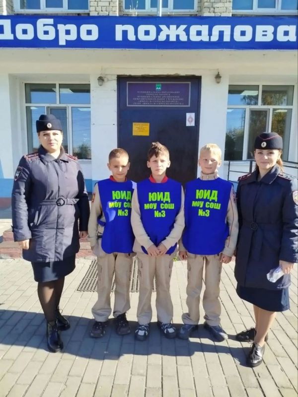 Госавтоинспекция города Белогорск совместно с родительской общественностью и отрядом ЮИД провели рейд в школе №3. На этот раз внимание было уделено первоклассникам Госавтоинспекция города Белогорск совместно с родительской общественностью и отрядом ЮИД провели рейд в школе №3. На этот раз внимание было уделено первоклассникам