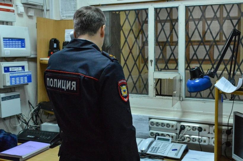 Экс-полицейского из Архары отдали под суд за удары электрошокером двух задержанных инвалидов