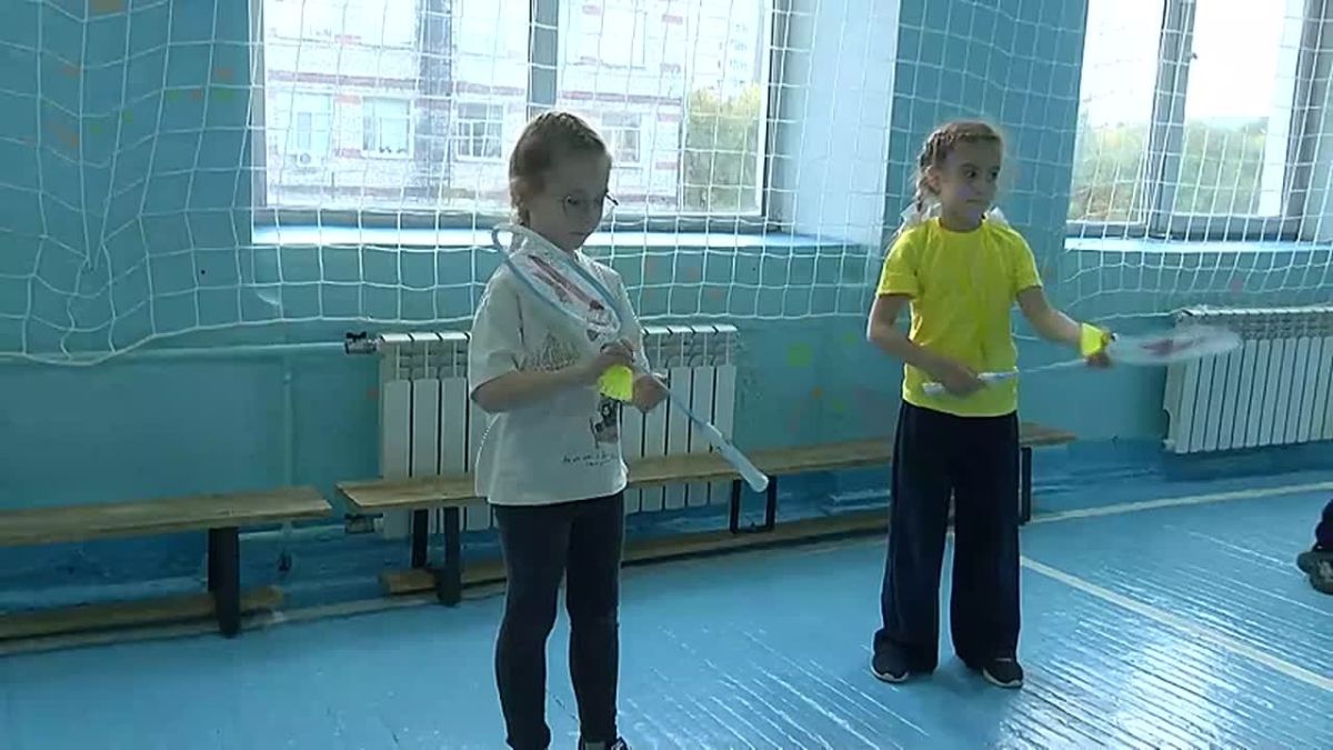 В Благовещенске игра с ракеткой и воланчиком стала частью школьной программы по профилактике близорукости