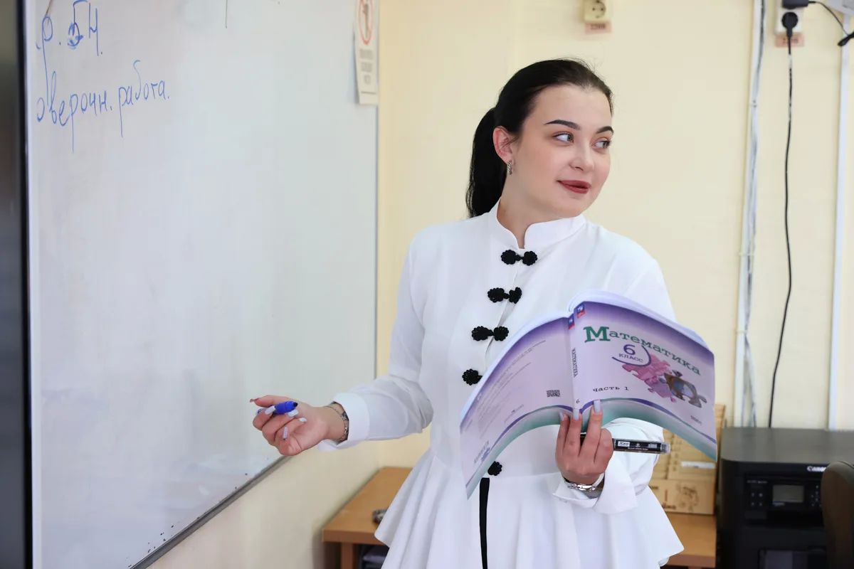 Они еще вчера сидели за партами, а сегодня — встречают детей у доски