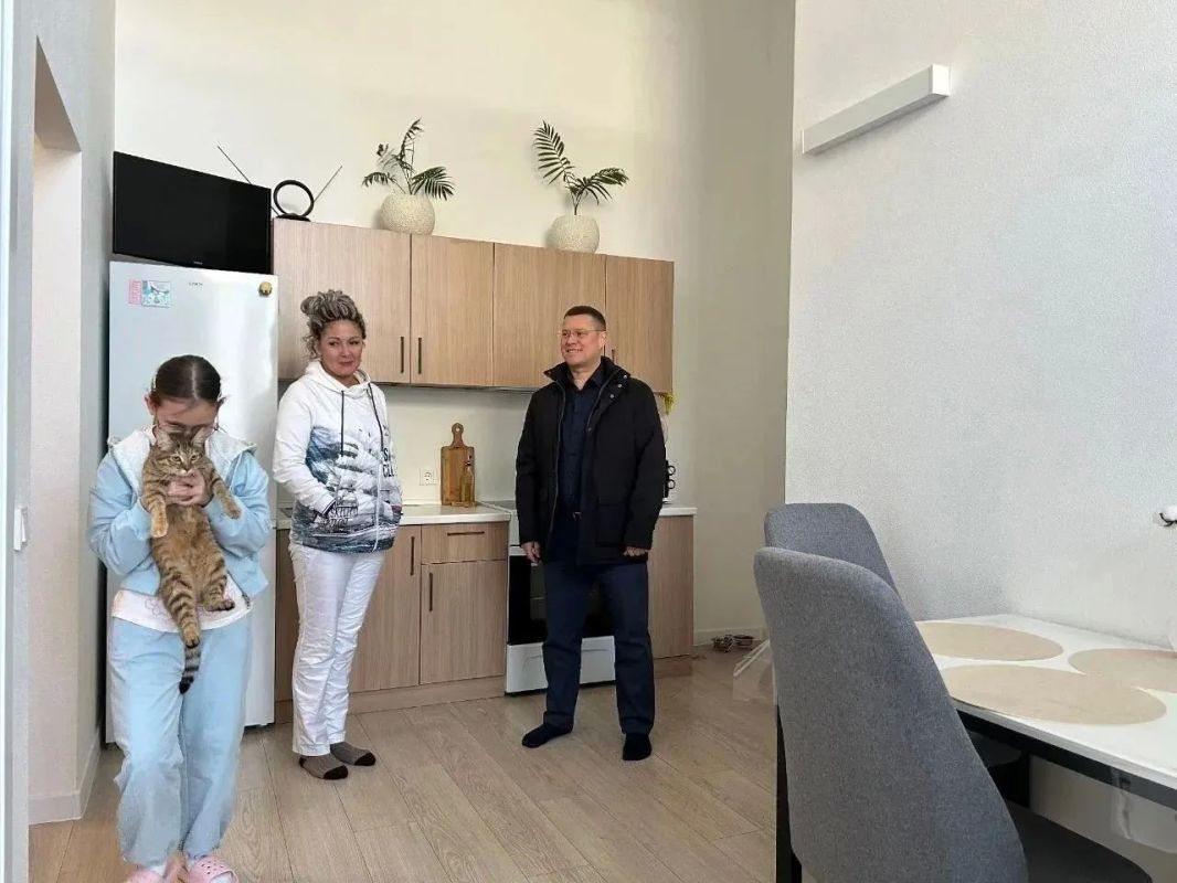 Замминистра по развитию Дальнего Востока и Арктики Юрий Сердечкин проверил ход строительства «Дальневосточного квартала» в Благовещенске Замминистра по развитию Дальнего Востока и Арктики Юрий Сердечкин проверил ход строительства «Дальневосточного квартала» в Благовещенске
