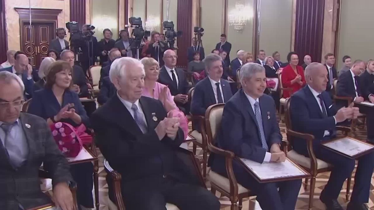 Заведующая благовещенским детсадом получила правительственную награду из рук Михаила Мишустина
