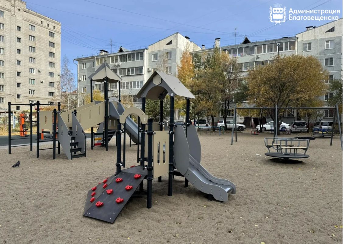 Дворы Благовещенска меняются на глазах: где уже финиш, а где ещё кипит работа Дворы Благовещенска меняются на глазах: где уже финиш, а где ещё кипит работа