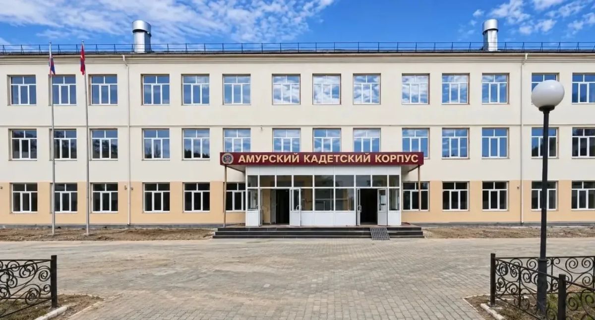 Готовность – 40%: в Амурском кадетском корпусе устанавливают новые окна и возводят перегородки