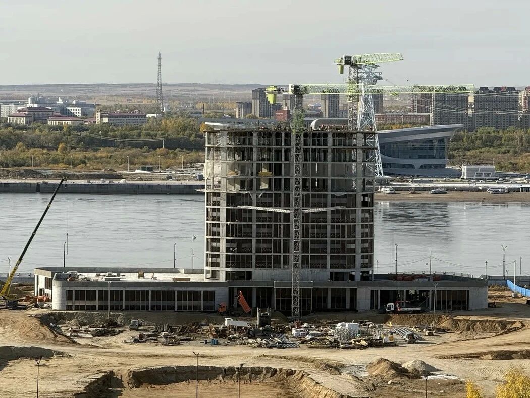 На набережной Амура в районе терминала канатной дороги активно строится 5-звездочная гостиница