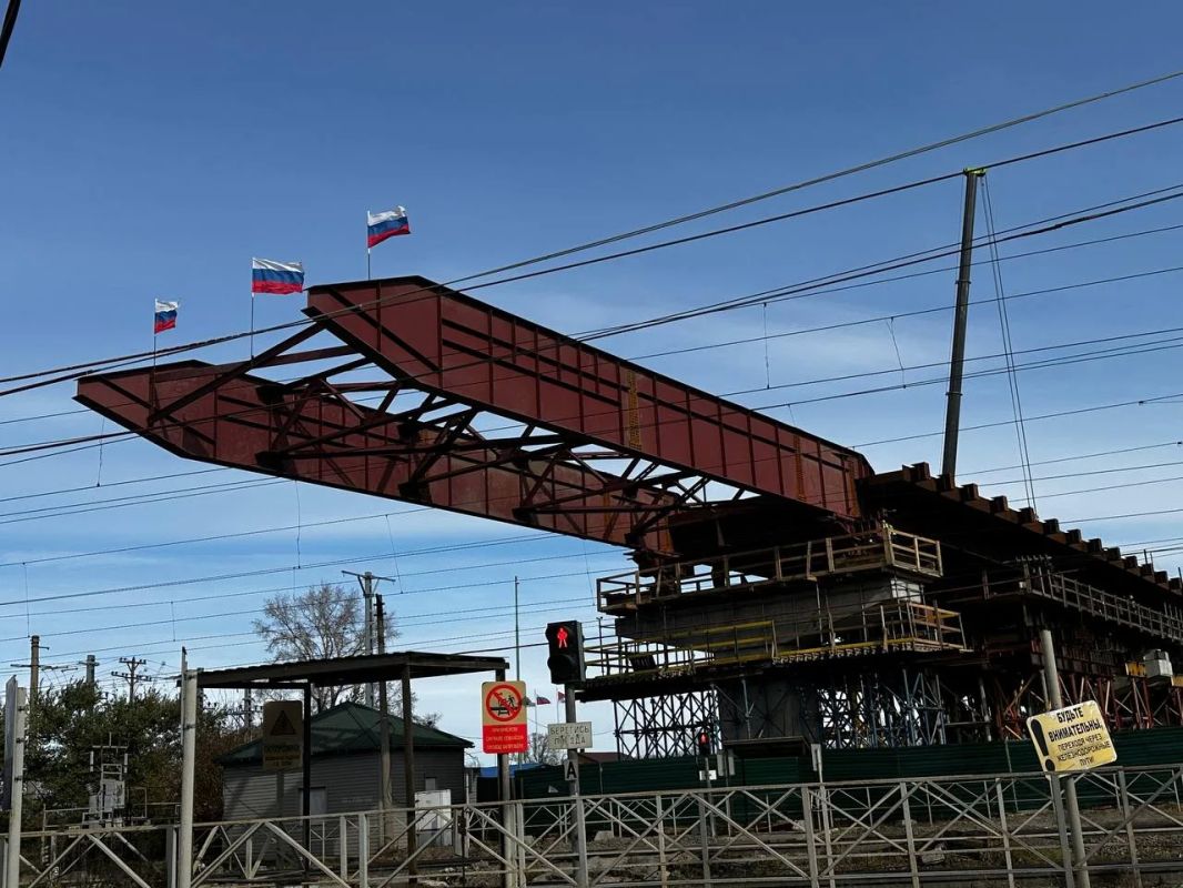 В Белогорске начали надвигать последние пролетные строения нового путепровода