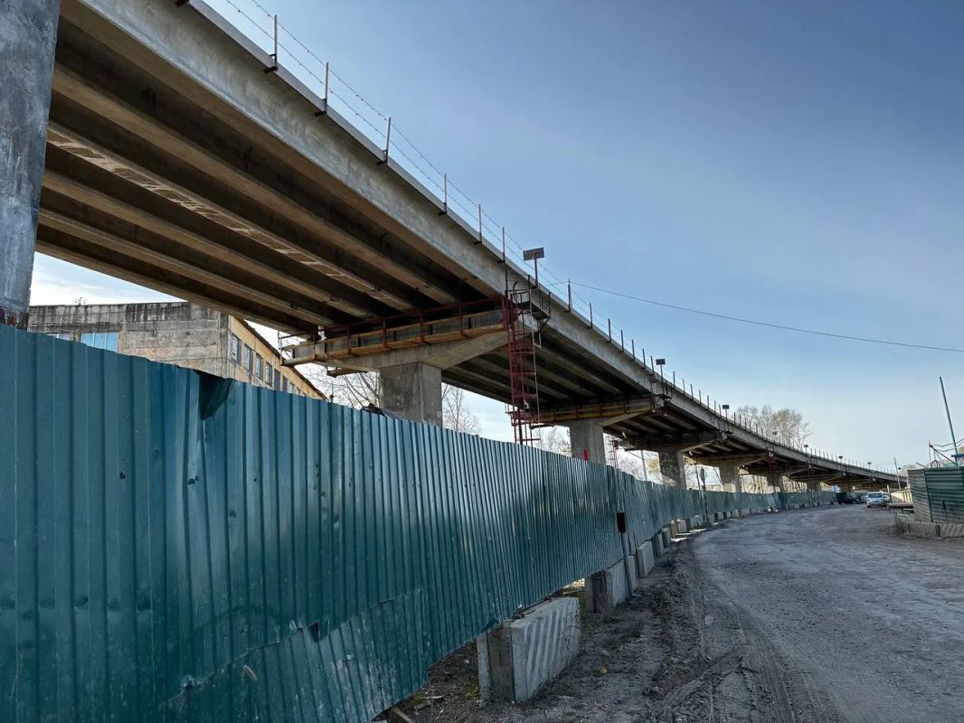 В Белогорске начали надвигать последние пролетные строения нового путепровода В Белогорске начали надвигать последние пролетные строения нового путепровода