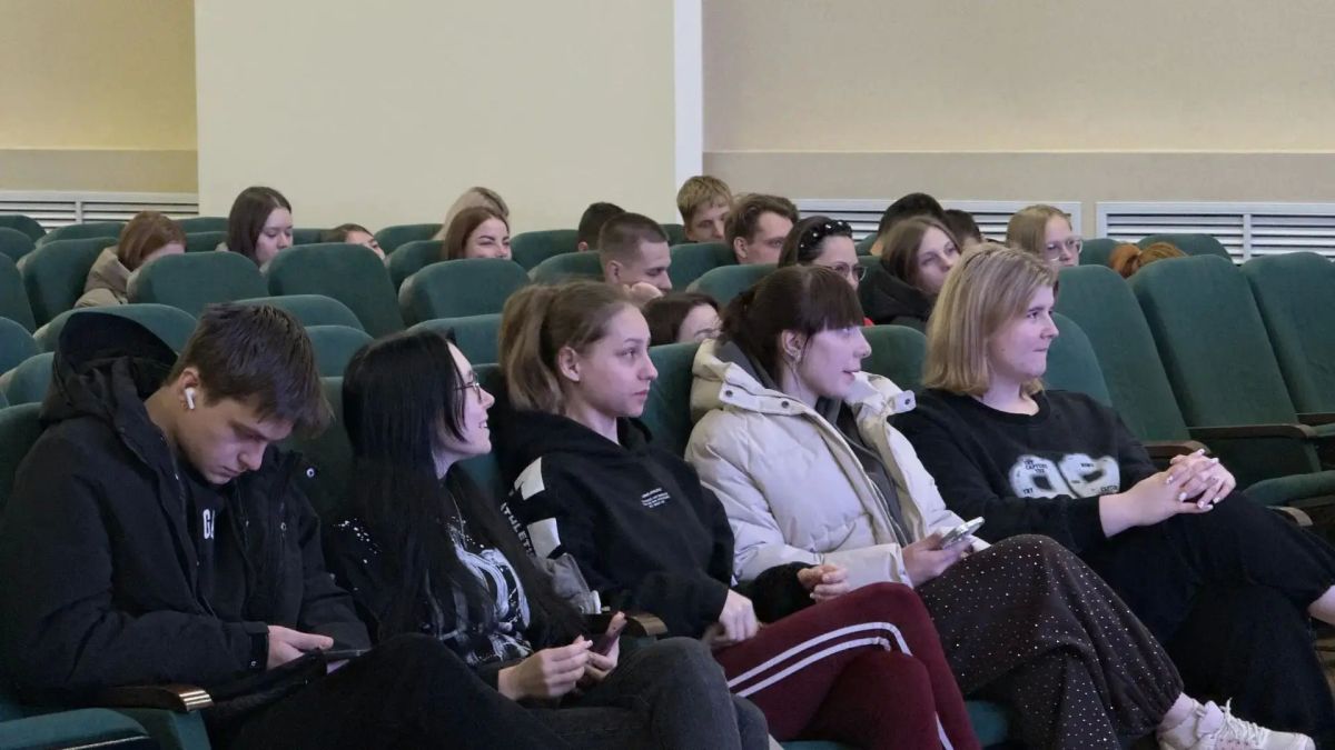 Вчера студенты Дальневосточного ГАУ узнали о программе стажировок при Правительстве Амурской области «Кадры решают» Вчера студенты Дальневосточного ГАУ узнали о программе стажировок при Правительстве Амурской области «Кадры решают»