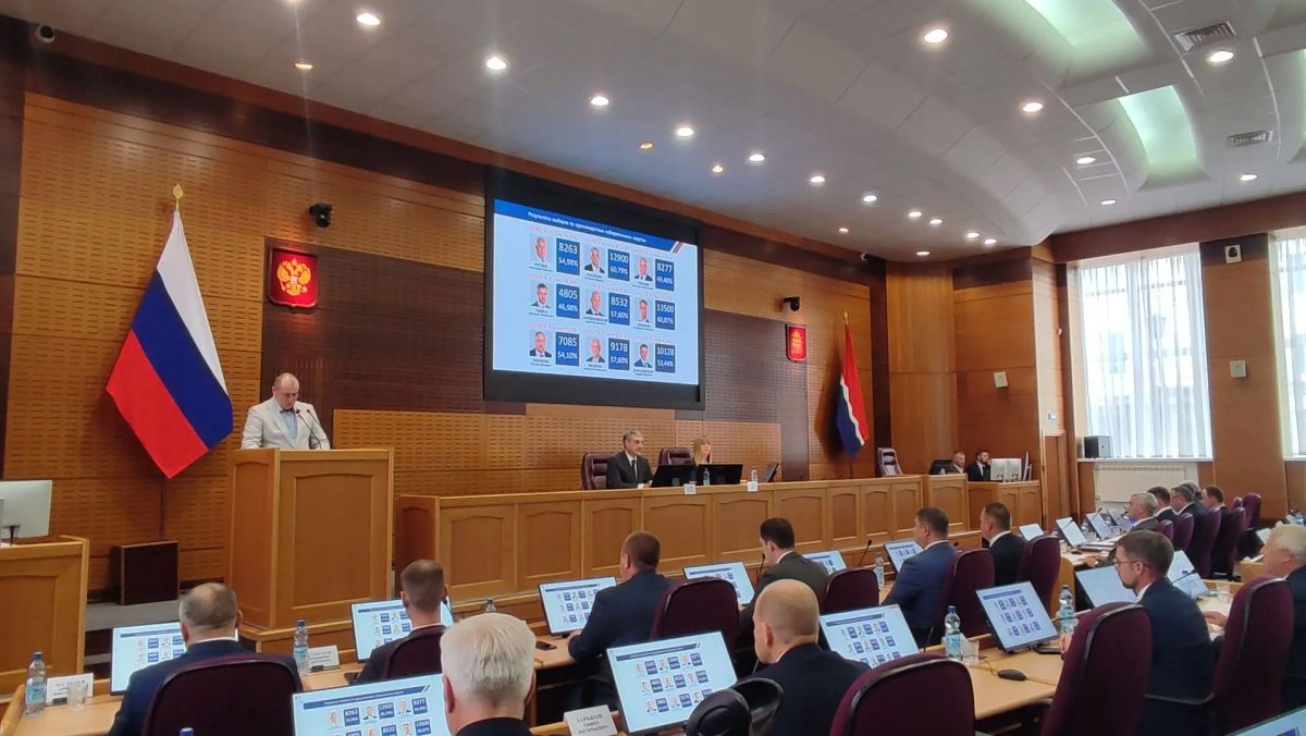 Новое заседание регионального парламента началось с приветствия губернатора Василия Орлова, депутата Государственной думы РФ Вячеслава Логинова и сенатора Совета Федерации Артема Шейкина. Глава региона отметил достойную явку... Новое заседание регионального парламента началось с приветствия губернатора Василия Орлова, депутата Государственной думы РФ Вячеслава Логинова и сенатора Совета Федерации Артема Шейкина. Глава региона отметил достойную явку...