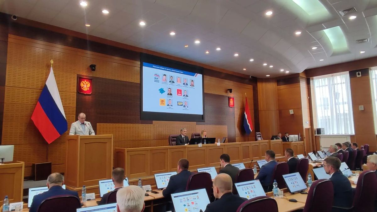 Новое заседание регионального парламента началось с приветствия губернатора Василия Орлова, депутата Государственной думы РФ Вячеслава Логинова и сенатора Совета Федерации Артема Шейкина. Глава региона отметил достойную явку... Новое заседание регионального парламента началось с приветствия губернатора Василия Орлова, депутата Государственной думы РФ Вячеслава Логинова и сенатора Совета Федерации Артема Шейкина. Глава региона отметил достойную явку...