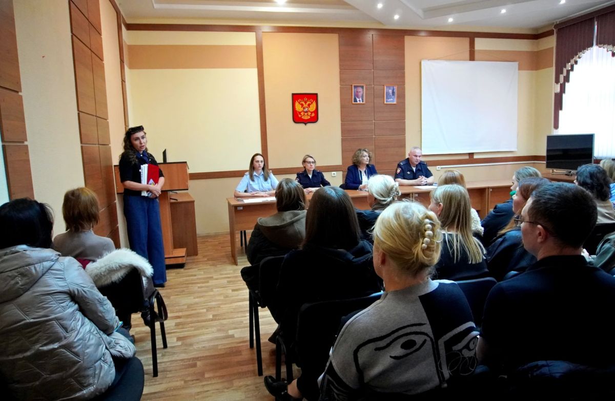 Актуальные требования миграционного законодательства стали основной темой встречи полицейских и работодателей Приамурья Актуальные требования миграционного законодательства стали основной темой встречи полицейских и работодателей Приамурья