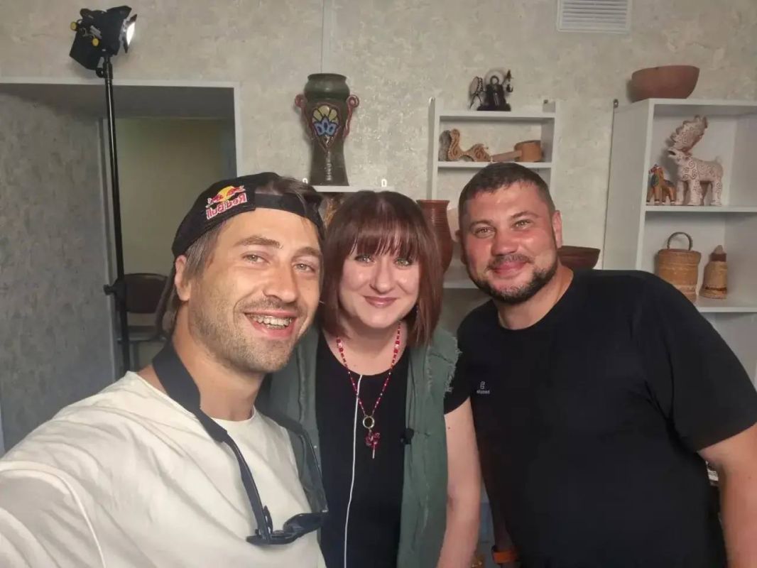 ДОЖДАЛИСЬ!. Помните, мы рассказывали, что этим летом в Приамурье приезжала съёмочная группа телеканала «Россия — Культура»? Три дня плодотворной работы: мастер-классы, съёмки в мастерских, разговоры с нашими умельцами... ДОЖДАЛИСЬ!. Помните, мы рассказывали, что этим летом в Приамурье приезжала съёмочная группа телеканала «Россия — Культура»? Три дня плодотворной работы: мастер-классы, съёмки в мастерских, разговоры с нашими умельцами...