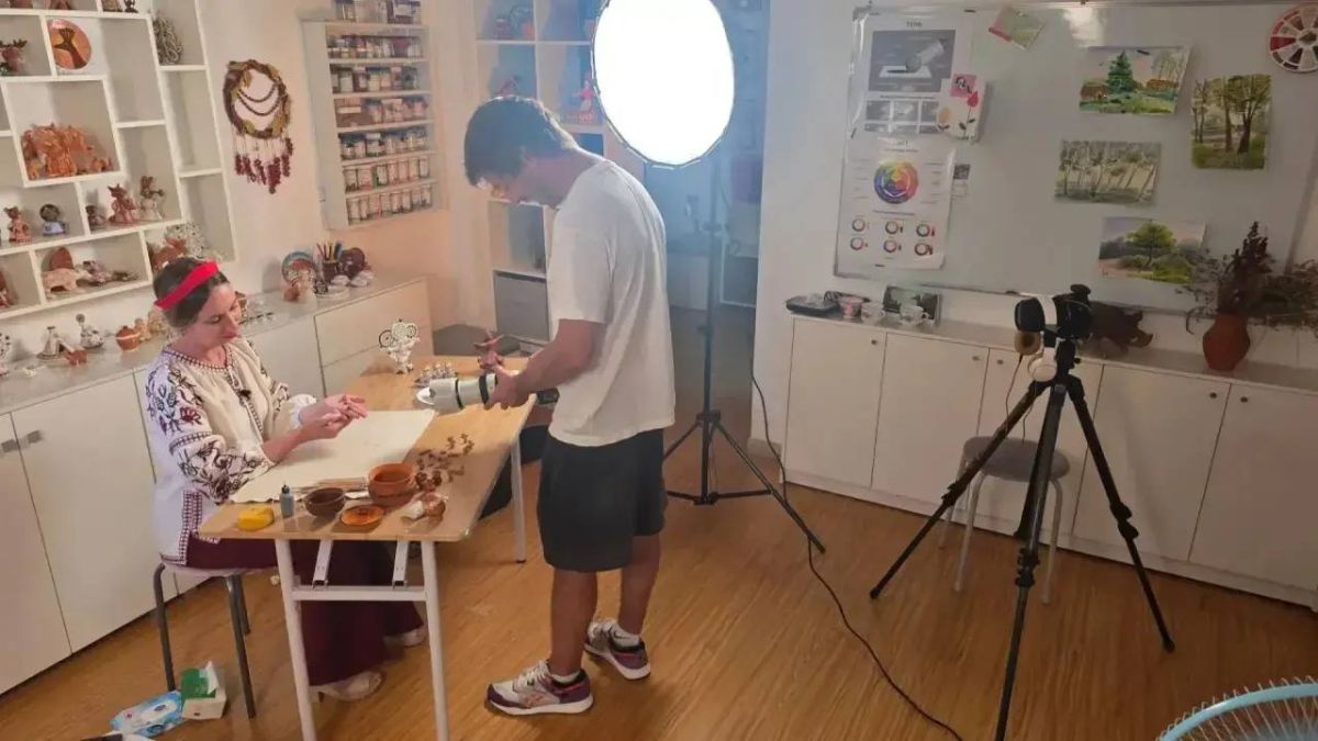 ДОЖДАЛИСЬ!. Помните, мы рассказывали, что этим летом в Приамурье приезжала съёмочная группа телеканала «Россия — Культура»? Три дня плодотворной работы: мастер-классы, съёмки в мастерских, разговоры с нашими умельцами... ДОЖДАЛИСЬ!. Помните, мы рассказывали, что этим летом в Приамурье приезжала съёмочная группа телеканала «Россия — Культура»? Три дня плодотворной работы: мастер-классы, съёмки в мастерских, разговоры с нашими умельцами...