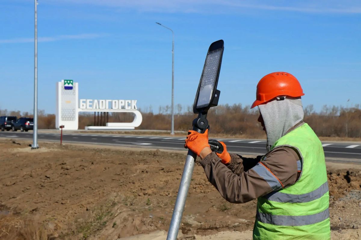 Врата достойные города Более трех километров на въезде в Белогорск обновили дорожники Врата достойные города Более трех километров на въезде в Белогорск обновили дорожники