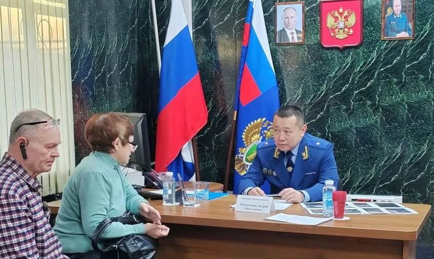 Плохие дороги, мусор на кладбище, нет фонарей: на что еще пожаловались амурчане главному прокурору области