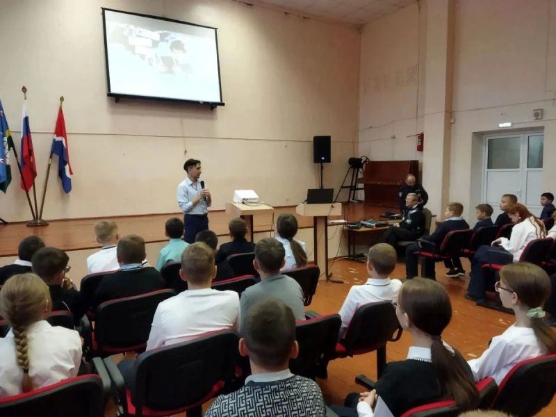 Безопасность начинается с знаний: полицейские и КДН провели урок для школьников Циолковского Безопасность начинается с знаний: полицейские и КДН провели урок для школьников Циолковского
