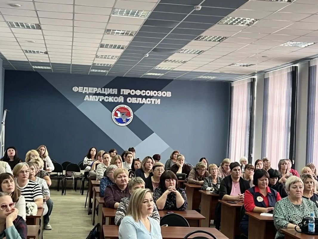 В рамках Всероссийской акции профсоюзов «За достойный труд!» 9 октября 2026 года в Федерации профсоюзов Амурской области состоялась встреча профсоюзного актива с представителями регионального министерства образования и науки
