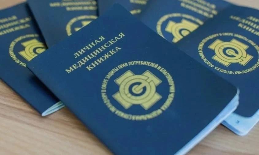 В Свободном медсестра продавала фальшивые медкнижки работникам торговли