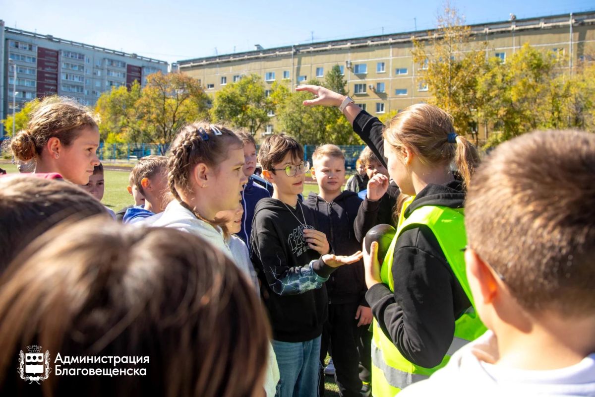«Вдох глубокий, руки шире»: в школах Благовещенска по средам кипит спортивная жизнь «Вдох глубокий, руки шире»: в школах Благовещенска по средам кипит спортивная жизнь