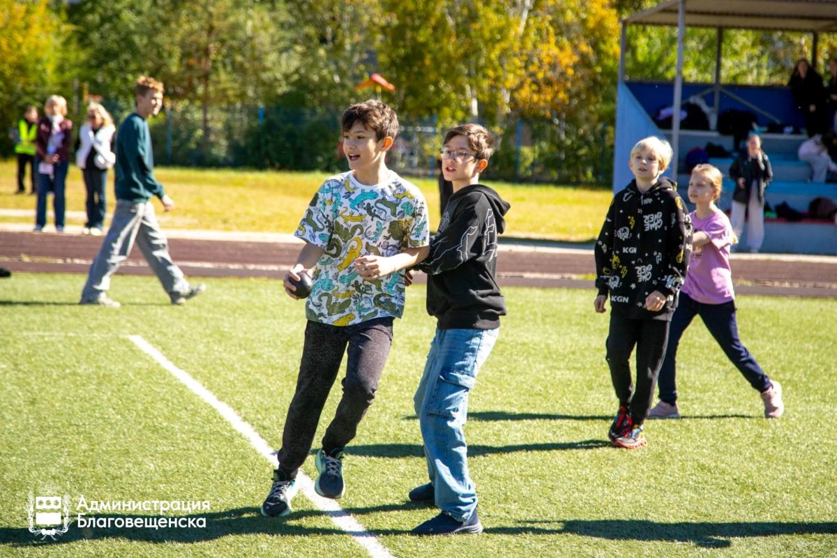 «Вдох глубокий, руки шире»: в школах Благовещенска по средам кипит спортивная жизнь «Вдох глубокий, руки шире»: в школах Благовещенска по средам кипит спортивная жизнь