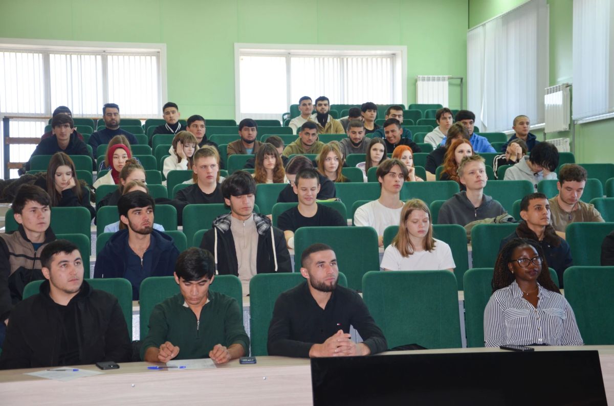 Ветеран следствия познакомила иностранных студентов ДальГАУ с основами уголовной ответственности Ветеран следствия познакомила иностранных студентов ДальГАУ с основами уголовной ответственности