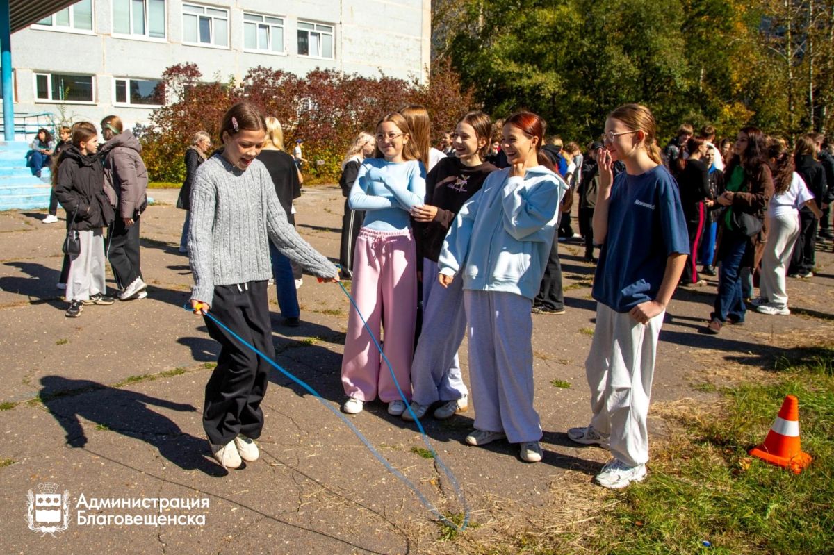 «Вдох глубокий, руки шире»: в школах Благовещенска по средам кипит спортивная жизнь «Вдох глубокий, руки шире»: в школах Благовещенска по средам кипит спортивная жизнь