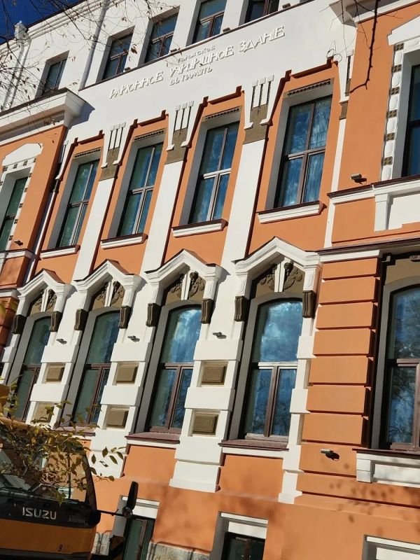 Историческую надпись восстановили на фасаде здания на улице Горького, 231, в Благовещенске Историческую надпись восстановили на фасаде здания на улице Горького, 231, в Благовещенске