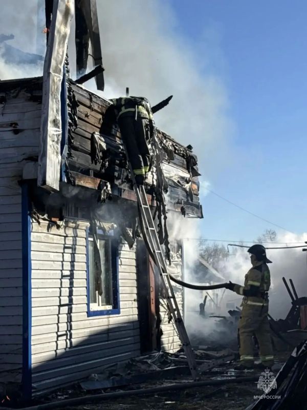 В Свободном горел дом площадью более 230 «квадратов», а в Благовещенске — крыши двух гаражей В Свободном горел дом площадью более 230 «квадратов», а в Благовещенске — крыши двух гаражей