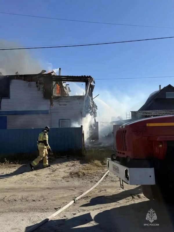 В Свободном горел дом площадью более 230 «квадратов», а в Благовещенске — крыши двух гаражей
