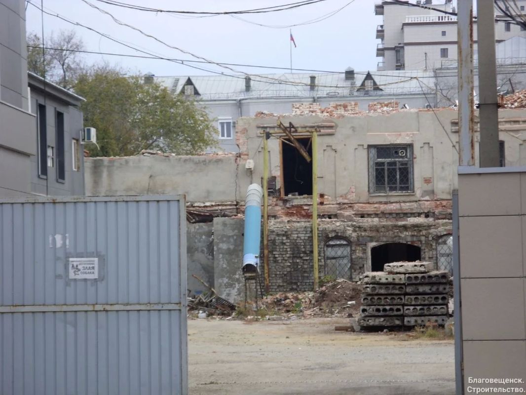 В центре Благовещенска появится новая гостиница: идет снос старого здания В центре Благовещенска появится новая гостиница: идет снос старого здания