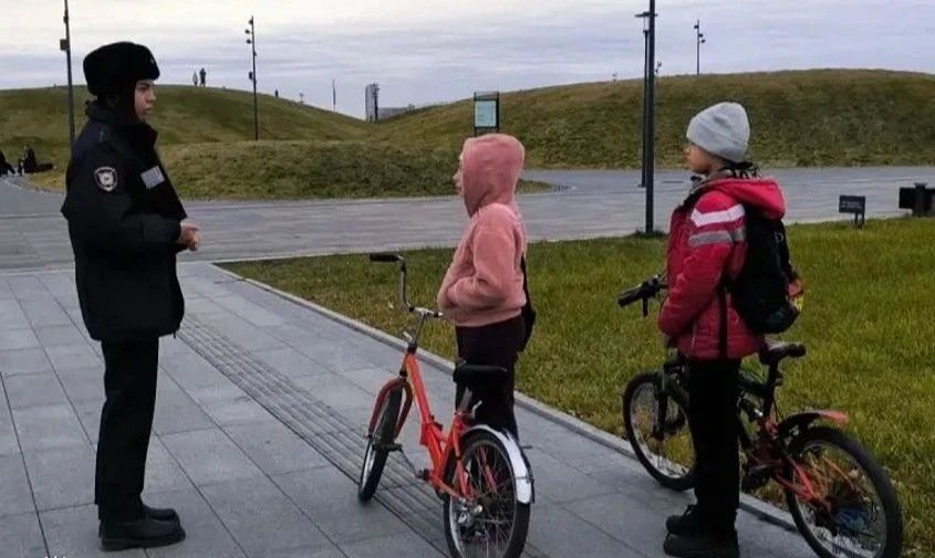 На набережной Благовещенска подростки вновь катались по холмам на велосипедах